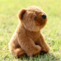 Realistischer brauner Plüschbär, süßes sitzendes Kuscheltier als Geschenk für Kinder. - Realistischer hockender Braunbär - Braun