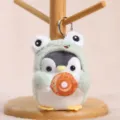 Simpatico portachiavi pinguino in peluche con cappuccio rana e ciambella, ciondolo borsa. - Piccolo pinguino travestito da rana - Circa 11 cm/45 g