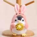 Portachiavi pinguino in peluche carino con cappuccio da coniglietto rosa e ciambella, borsa. - Piccolo pinguino travestito da coniglio - Circa 11 cm/45 g