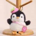 Simpatico portachiavi pinguino di peluche con cappello di fragola e grazioso ciondolo per borsa. - Piccolo pinguino frutta fragola - Circa 11 cm/40 g