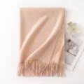 Morbida sciarpa in lana tinta unita con frange, calda e confortevole per la stagione fredda. - Beige Cammello
