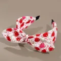 Primo piano dettagliato che mostra la stampa di lecca-lecca a cuore rosa e il fiocco. - Ciliegia