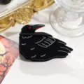 Vue détaillée de la pince à cheveux corbeau noir d'Halloween, pince en acétate chic pour femmes. - Corbeau Noir