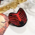 Gros plan de la pince a cheveux Halloween en acetate avec motif de squelette rouge. - Cage Thoracique avec Cœur