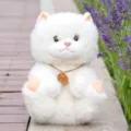 Peluche gatto seduto bianco e soffice, dolce bambola di peluche morbida con etichetta in pelle. - Gatto pigro seduto - Bianco / 25cm