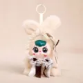 Lindo llavero de conejito de peluche con cara de vinilo y elegante sombrero de encaje. - Caqui