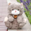 Giocattolo di gatto di peluche carino grigio stile seduto gattino soffice con etichetta - Gatto pigro seduto - Grigio / 35 cm