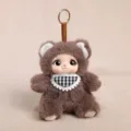 Lindo llavero de muñeca de peluche y vinilo marrón con babero a cuadros para bolso. - Gris
