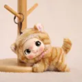Grazioso portachiavi bambola gatto in peluche soffice ciondolo animale per borsa - Bambola in vinile gatto giallo disteso - circa 15 cm/65 g anello a molla