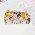 Detailed view of the cute cat-shaped acetate hair comb featuring trendy tortoiseshell pattern. - Yellow Brown
