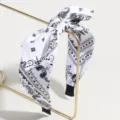 Cerchietto in tessuto con stampa paisley in bianco e nero e grazioso fiocco a orecchie di coniglio. - Bianco