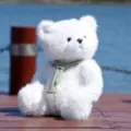 Orsacchiotto di peluche bianco con sciarpa lavorata a maglia verde, simpatica bambola regalo compleanno. - Orsetto di peluche con sciarpa - verde / 25cm