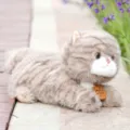 Grau gestreifte Plüschkatze, lebensechte faule Katzenpuppe im Liegen, weiches Kuscheltier. - Liegende faule Katze - Grau