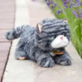 Graues Tigerkätzchen Plüschtier, süße realistische liegende Kuschelkatze Stofftier. - Liegende faule Katze - Dunkelgrau