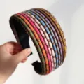Gros plan détaillé du large serre-tête tressé coloré avec un cordon multicolore exquis. - Serre-tête à Bord Large Café
