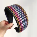 Vue détaillée du serre-tête tressé large avec des cordes colorées dans un style ethnique chic. - Serre-têtes larges bleu marine