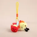 Niedlicher Plüsch Auto Schlüsselanhänger Puppe Anhänger, rotes Auto und gelbe Puppe für Tasche. - Rotes Auto
