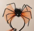 Λεπτομερής όψη στέκας αράχνης Halloween με πορτοκαλί δικτυωτά φτερά και μαύρο σώμα. - Αράχνη με Πορτοκαλί Γάζα