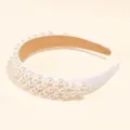 Elegante diadema de perlas blancas para mujer, cinta de pelo ancha de satén con perlas sintéticas. - Blanco perla