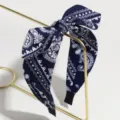 Vista dettagliata del cerchietto paisley blu scuro con fiocco, elegante accessorio per capelli. - Blu navy