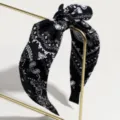 Cerchietto per capelli in tessuto con stampa cachemire nero bianco, dettaglio nodo. - Nero