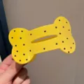 Lindo pin de pelo de hueso amarillo con lunares negros, accesorio de moda para uso diario. - Amarillo