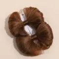 Vue détaillée de la pince à cheveux nœud marron synthétique pour femme et fille style. - Pinces à ressort pour perruque couleur lin (paire)