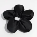 Schwarzer Satin Blumen Haargummi, Detailansicht des weichen, plueschigen floralen Designs. - Schwarz