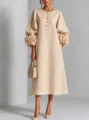Elegante abito midi in lino beige con polsini floreali voluminosi e bottoni chic sul davanti. - Taglia S / Albicocca