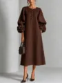 Elegante abito midi marrone a maniche lunghe con polsini floreali in stile vintage. - Marrone scuro