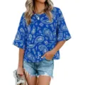Nahaufnahme des blauen Damen T-Shirts mit Paisley-Muster und kurzen Ärmeln, lässiger Stil. - S / Oberteile / Blau Bedruckt