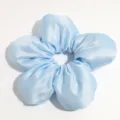 Hellblaue florale Satin Haargummi Detailansicht, süsses Haaraccessoire für den Zopf. - Himmelblau