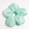 Mintgrüne Blume Satin Haargummi, süßes florales Zopfgummi Haaraccessoire Detailansicht. - Hellgrün