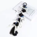 Extension de cheveux synthétique queue de cheval élégante avec nœuds blancs et mèches bleues. - Mèches Bleues Pièce Unique