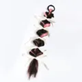 Extension de queue de cheval tressée synthétique noire et rose avec jolis nœuds blancs. - Mèches Roses Pièce Unique