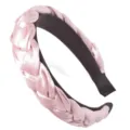 Detailansicht des rosa Satin geflochtenen Haarreifs mit glatter Stofftextur und feiner Verarbeitung. - Rosa Zopf