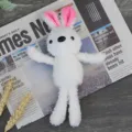 Simpatico ciondolo bambola con coniglietto di peluche bianco, morbido peluche con orecchie rosa. - Coniglio / 20cm / Bianco