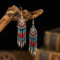 Böhmische Vintage Metall Quaste Ohrringe mit roten und blauen Perlen für Damen, Ethno Stil. - Rot und Blau Reiskörner Vierpunktstern