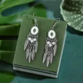 Vintage silberfarbene Feder Quaste Ohrringe mit weißen Perlen für Damen Modeschmuck - Silberne Feder Quaste