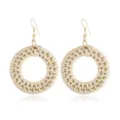 Beige geflochtene Rattan-Ohrringe mit goldfarbenen Haken, schicker Boho-Sommerschmuck für Damen. - Cremeweiße gewebte Creolen