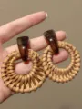 Schicke geflochtene Rattan Ohrringe mit braunem Kunstharz Oberteil, modischer Sommerschmuck. - Strohgewebter Ring