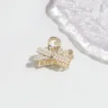 Elegante kleine goldene Haarklammer mit Perlen, ideal für halbe Hochsteckfrisuren und feines Haar. - Perlenkreuz X (3 cm)