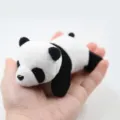 Mini peluche panda nero e bianco, simpatico portachiavi animale di peluche per borsa. - Piccolo panda sdraiato 10 cm