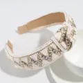 Large serre-tête tressé beige avec motif zig-zag, accessoire de cheveux ethnique et élégant. - Beige