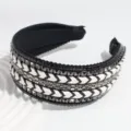 Bandeau large tressé noir et blanc chic avec clous métalliques, accessoire de cheveux tendance. - Tressage plat noir
