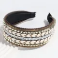 Serre-tête tressé large avec rivets métalliques et strass, accessoire de cheveux style ethnique. - Tresse plate café