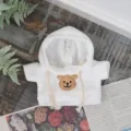 Simpatica felpa con cappuccio in peluche bianco per bambole con ricamo di orsetto. - Felpa con cappuccio per peluche - bianco