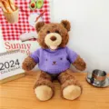 Simpatico orsacchiotto di peluche marrone con maglione lavorato a maglia viola dolce. - Orso Beile sorridente - Viola / 70 cm