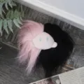Niedlicher flauschiger Plüschpuppen Schlüsselanhänger mit schwarz-rosa Haaren, Taschenanhänger. - 6cm Duttdutt Puppe Anhänger / Rosa Schwarz