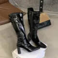 Schwarze Lackleder Kniehohe Stiefel mit Schnallen und Blockabsatz Detailansicht für Frauen. - 35 / Schwarz
